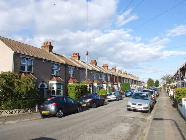 Teens Assaulted and Phones Stolen in Woodlands Park – Police Seek Witnesses in Gravesend Robbery