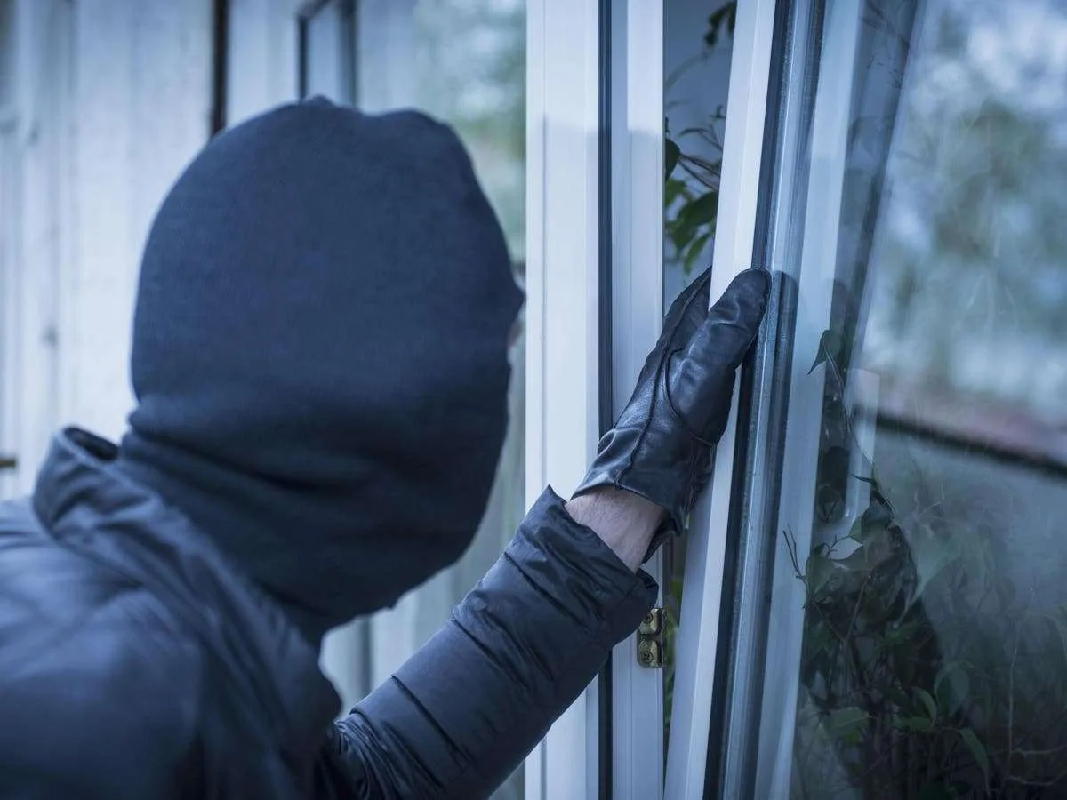 Daylight Burglar Strikes Twice in Kent – Elderly Woman’s Snake Necklace Stolen in Wateringbury Theft