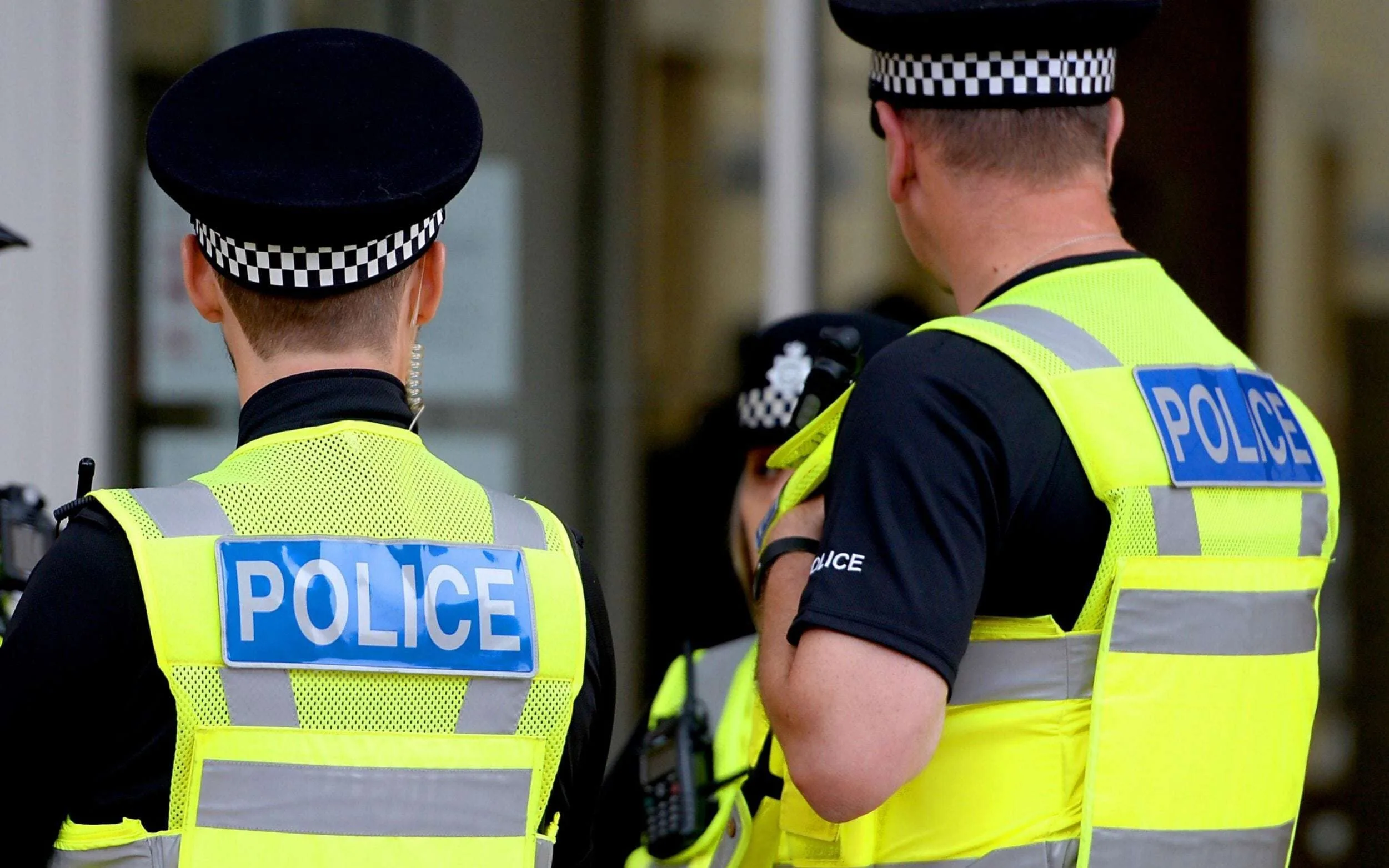 16-Year-Old Stabbed in Woodford Attack – Condition Stable, Police Hunt Suspects