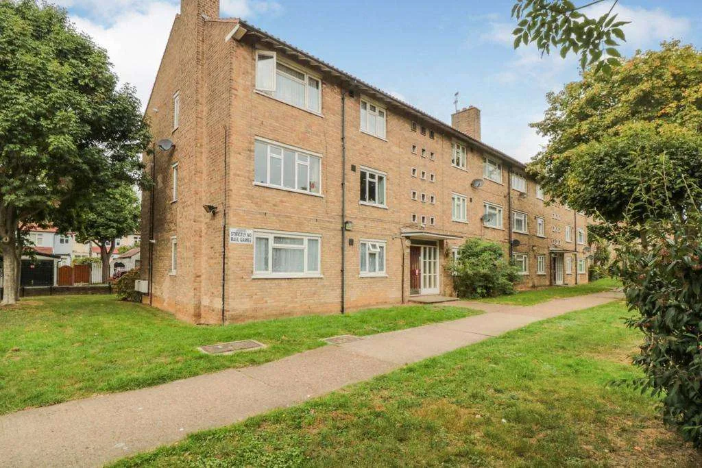 Man Fatally Stabbed at Chingford Mount – Police Launch Murder Probe, No Arrests Yet