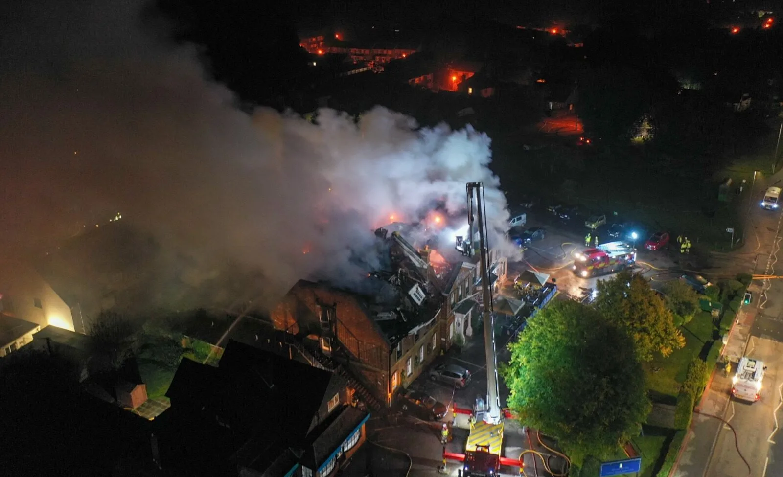 Massive Fire Tears Through Historic Kings Hotel Wedding Venue in Stokenchurch – Roof Collapses, Guests Safe