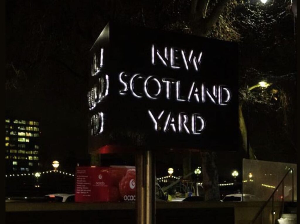 A Met Police officer arranged to meet a 15-year-old girl in a park where he put his arm round her, a court has heard