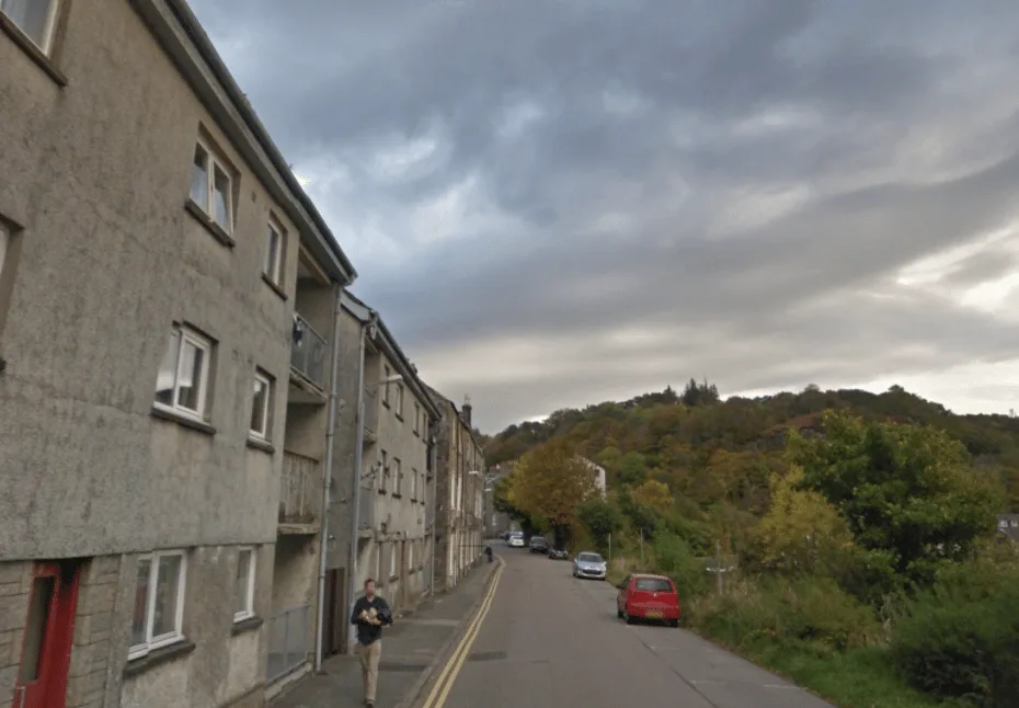 Man Injured in Clydebank High Street Assault – Police Hunt White Car Suspect