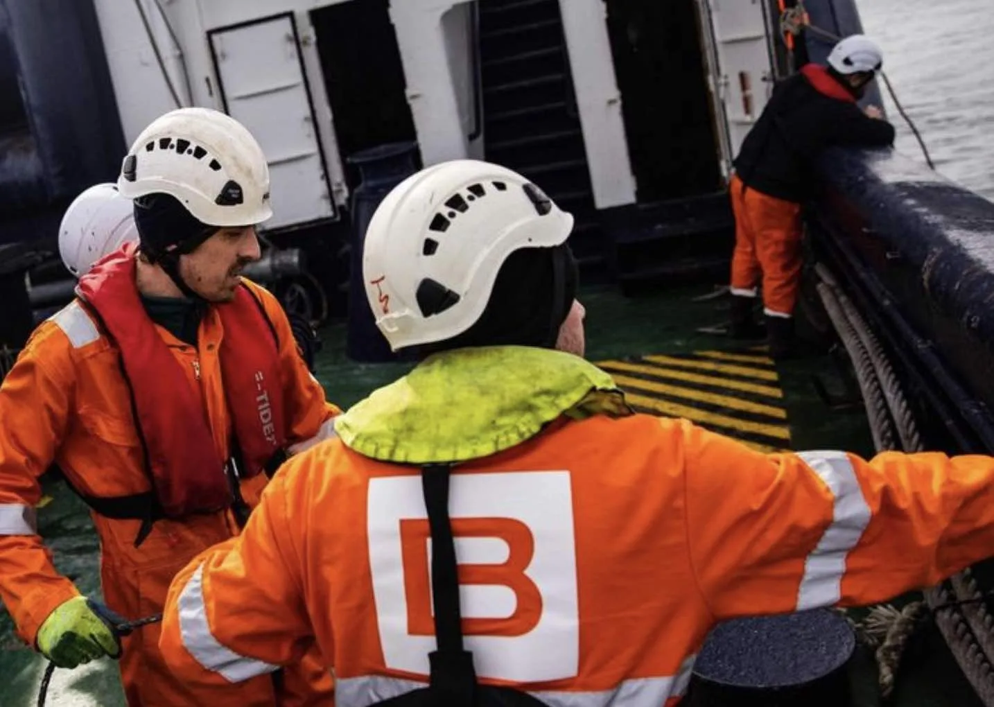 Urgent Search Continues After Light Plane Crashes into English Channel Near UK Waters
