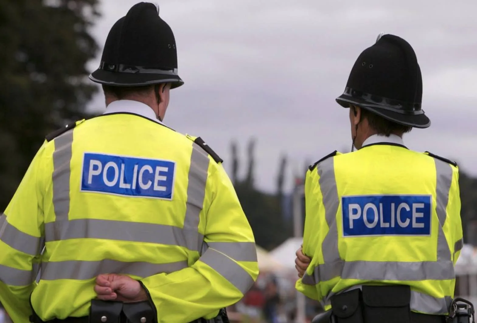 Police Hunt Man Wearing Colourful Scarf Who Exposed Himself to 11-Year-Old Girl in Andover Footpath Attack