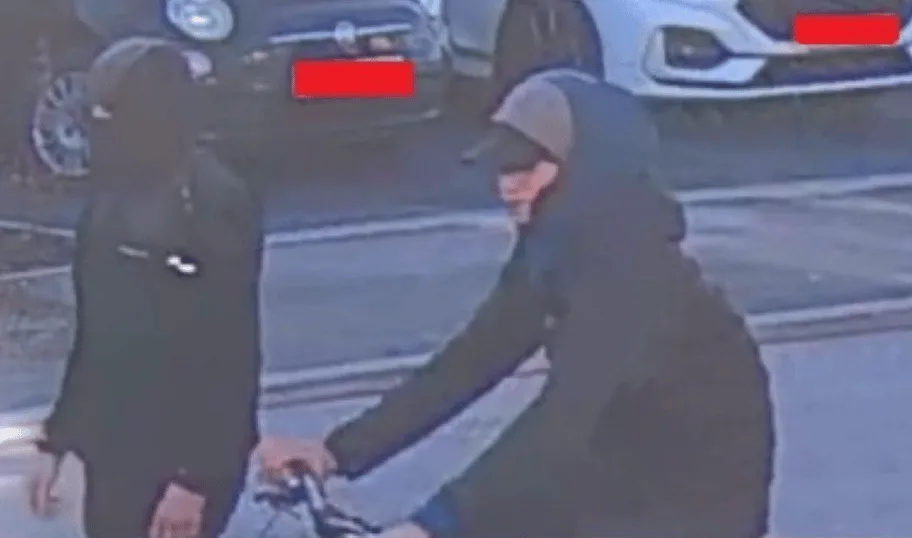 Delivery Driver Pushed to Ground in Shocking Attempted Bike Theft – Police Hunt Kirkby Thugs Caught on CCTV