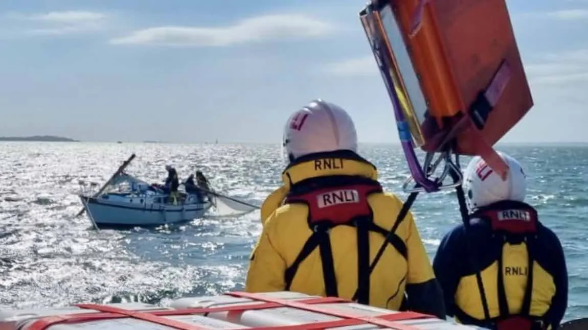Yarmouth RNLI Rescues Sailing Trio After Mast Snaps, Yacht Towed to Safety