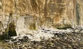 Danger Grows as Wave-Cut Platforms Emerge Below Peacehaven Cliffs – Walkers Urged to Stay Clear