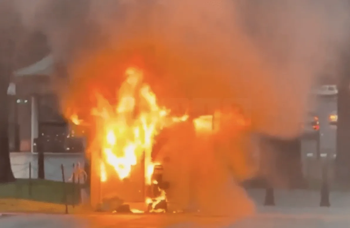 Fire Rips Through Kiosk Near Lincoln Memorial: One Seriously Burned in Washington DC Blaze