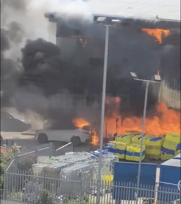 Massive Fire at Evri Avonmouth Depot Sends Thick Smoke Over Bristol – Firefighters Tackle Blaze with 16 Engines