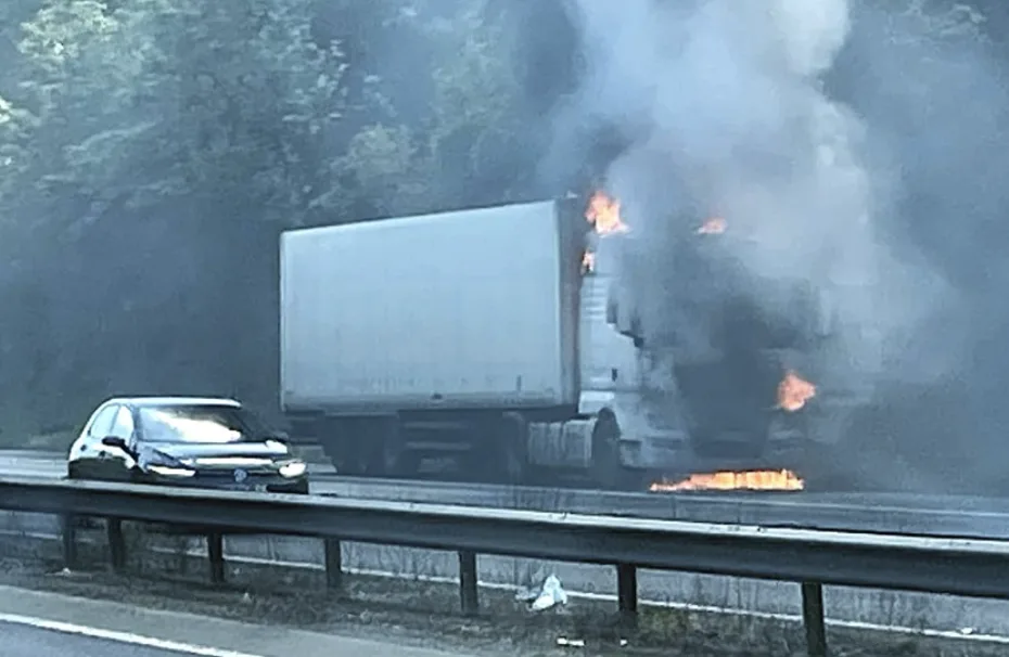 Blazing Lorry Sparks M20 Traffic Chaos Near Farningham – Driver Treated for Smoke Inhalation