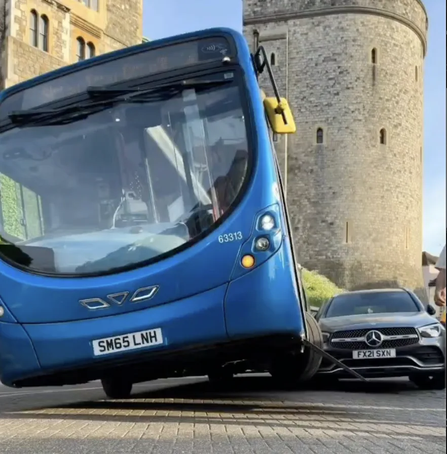 Bus and Car Crash Sparks Traffic Chaos Outside Windsor Castle – No Serious Injuries Reported