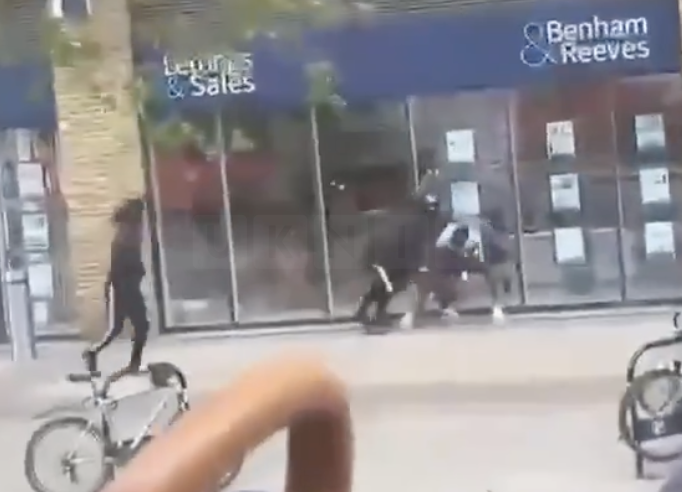 Knife Fight on Woolwich’s Plumstead Road Sparks Police Hunt – Suspects Still Missing