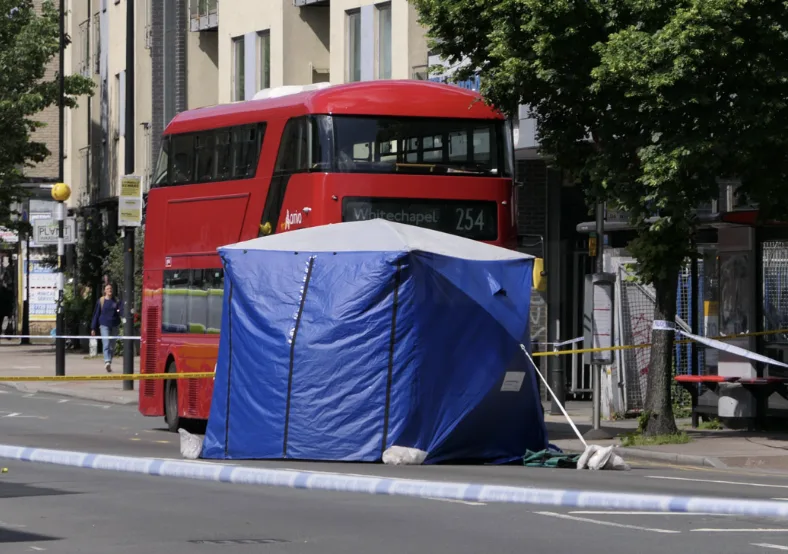 Woman in 50s Dies in Hackney Lorry Crash—Cambridge Heath Road Shut, Major Traffic Chaos