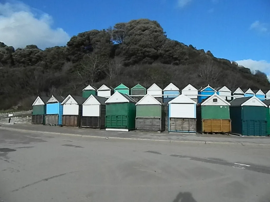 Murder Probe Launched After 34-Year-Old Woman Fatally Stabbed on Bournemouth’s Durley Chine Beach
