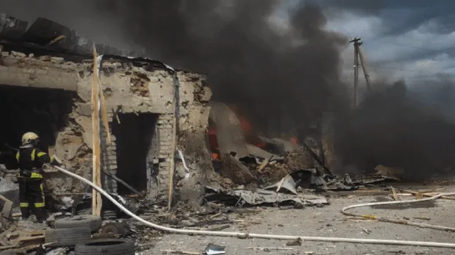 Russian Missile Strike on Mykolaiv Kills 3, Wrecks Snihurivka Buildings
