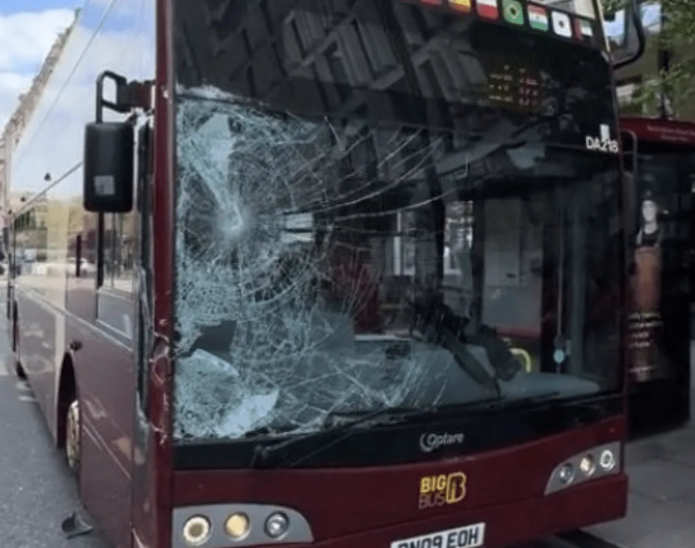 Chaos on London Streets as Household Cavalry Horses Bolt – Quick Recovery After Bus Spook