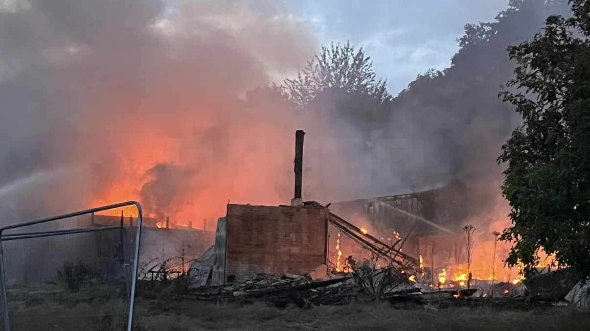 Huge Fire Rages in Derelict Cheshunt Building – No Injuries as Firefighters Battle Thick Smoke and Traffic Chaos