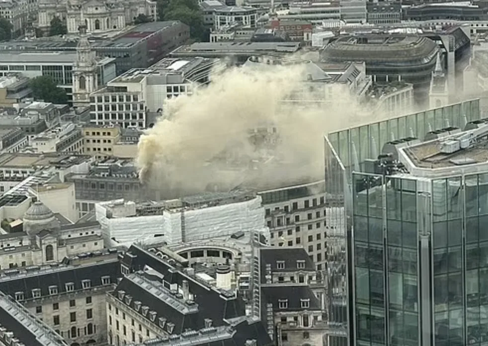 Fire Erupts in City of London Restaurant Kitchen Near Bank of England, Offices Evacuated