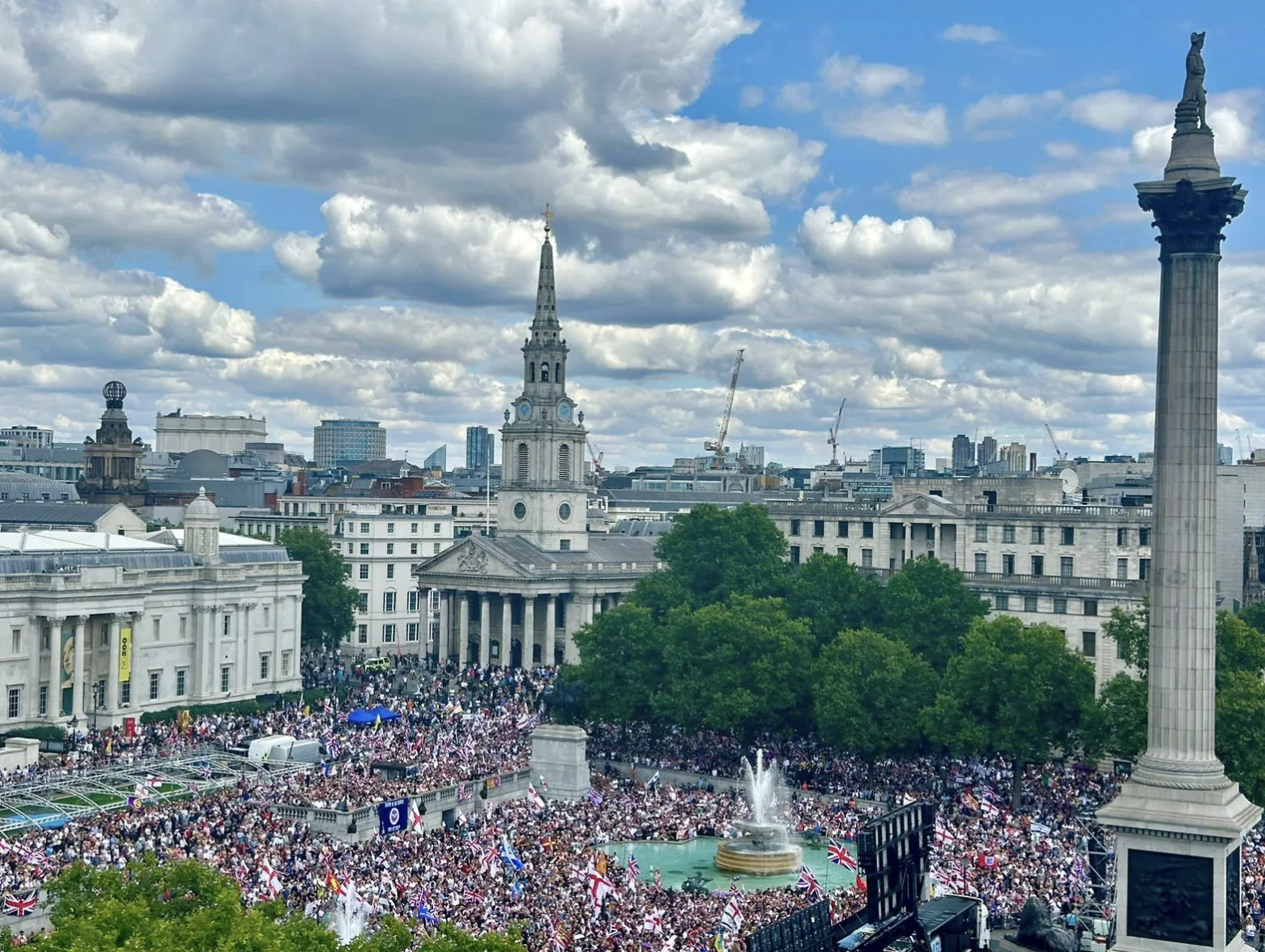 Tommy Robinson Leads Huge London Rally as Police Deploy 1,000 Officers to Prevent Clashes