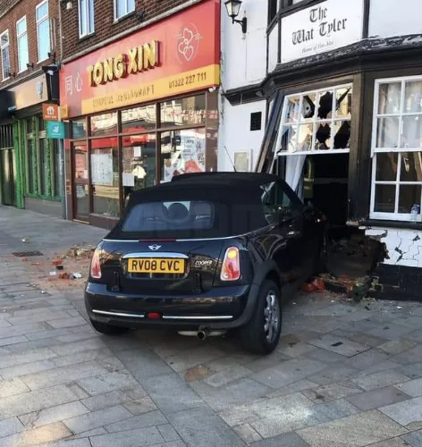 Mini Cooper Crashes Into 15th-Century Dartford Pub – Historic Landmark Damaged But No Serious Injuries