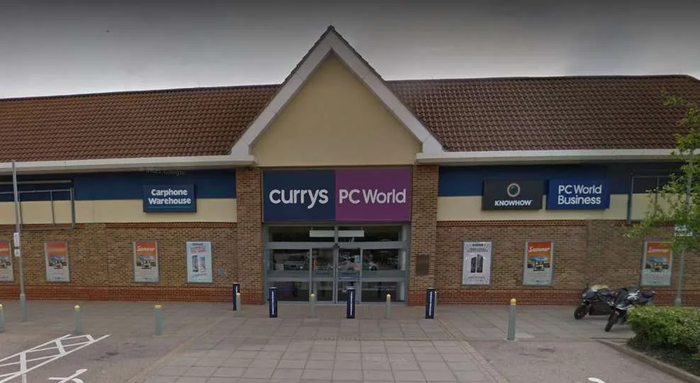 Daylight Laptop Heist: Four Men Flee Eastbourne Curry’s with Stolen Tech