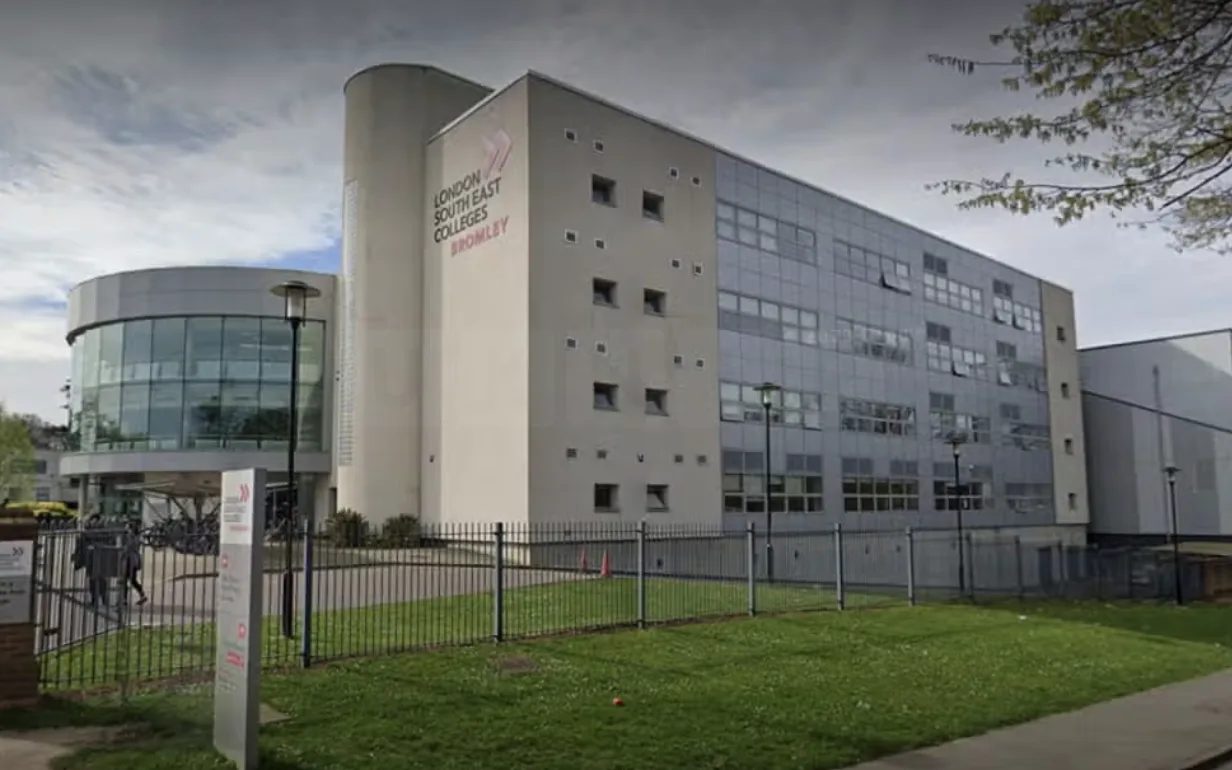 Knife Seized and Man Arrested After Bromley College Student Fight – No Injuries Reported