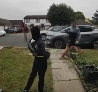 Knife Horror on Quay Lane: Youth Brandishes Blade in Broad Daylight, Police Investigate