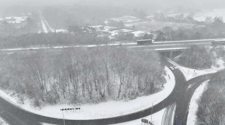 UK Snow Chaos: New Ice Alerts Spark Travel Mayhem and School Closures Amid Amber Cold Warning