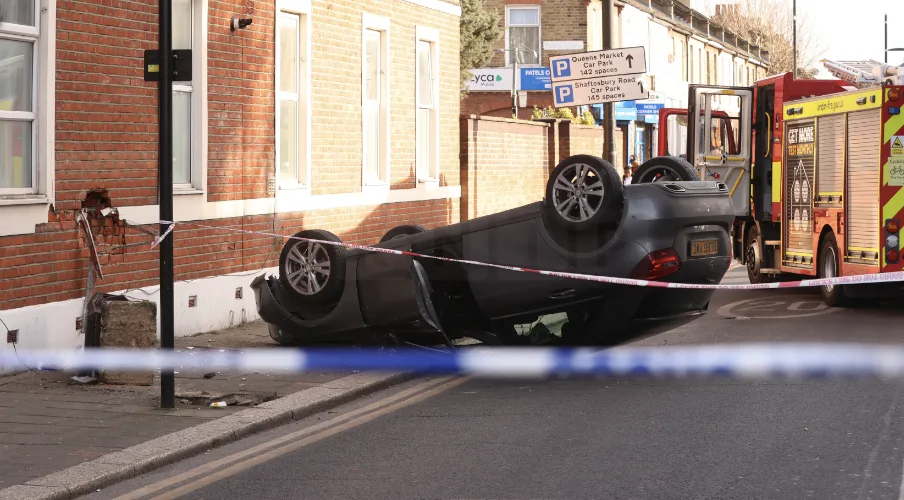 Mercedes Crashes into Green Street Wall – Driver Trapped but Unhurt as Police Investigate