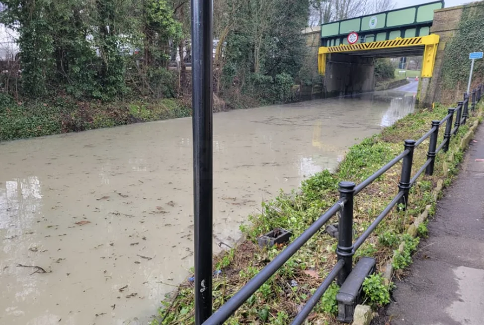 Burst Water Main Cuts Supply in Epsom’s West Hill – Thames Water Races to Fix Chaos
