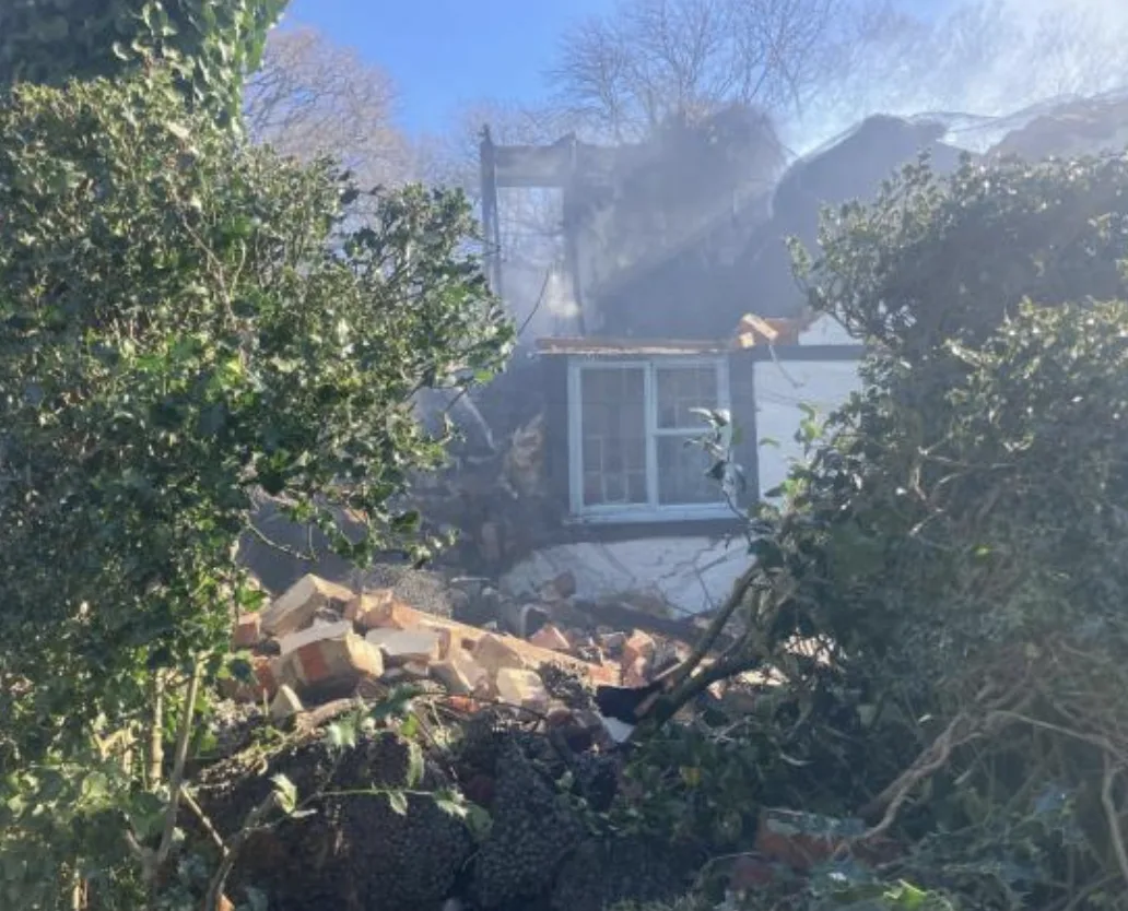 Massive Fire Ravages Historic Thatched Cottage in Poulner, Ringwood – Over 50 Firefighters Battle Blaze