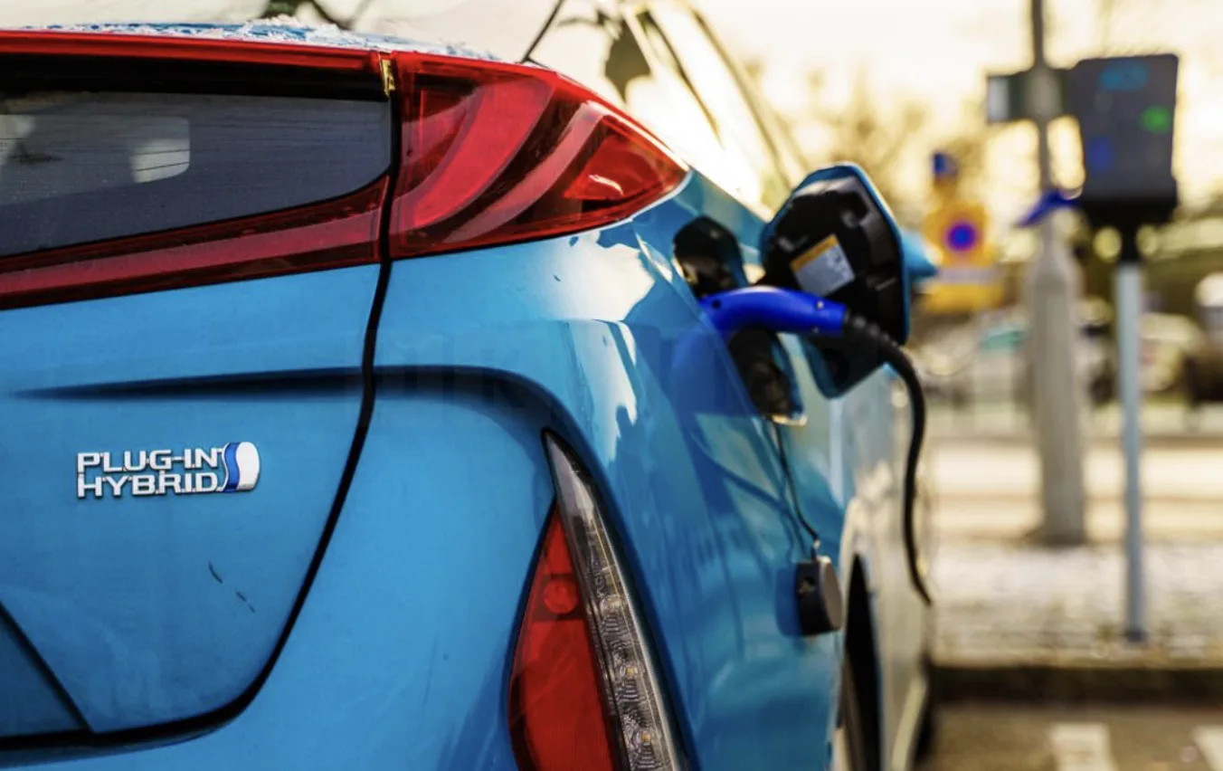 Starmer Signals Hybrid Car Ban U-Turn Amid Industry Pressure to Save UK Auto Jobs