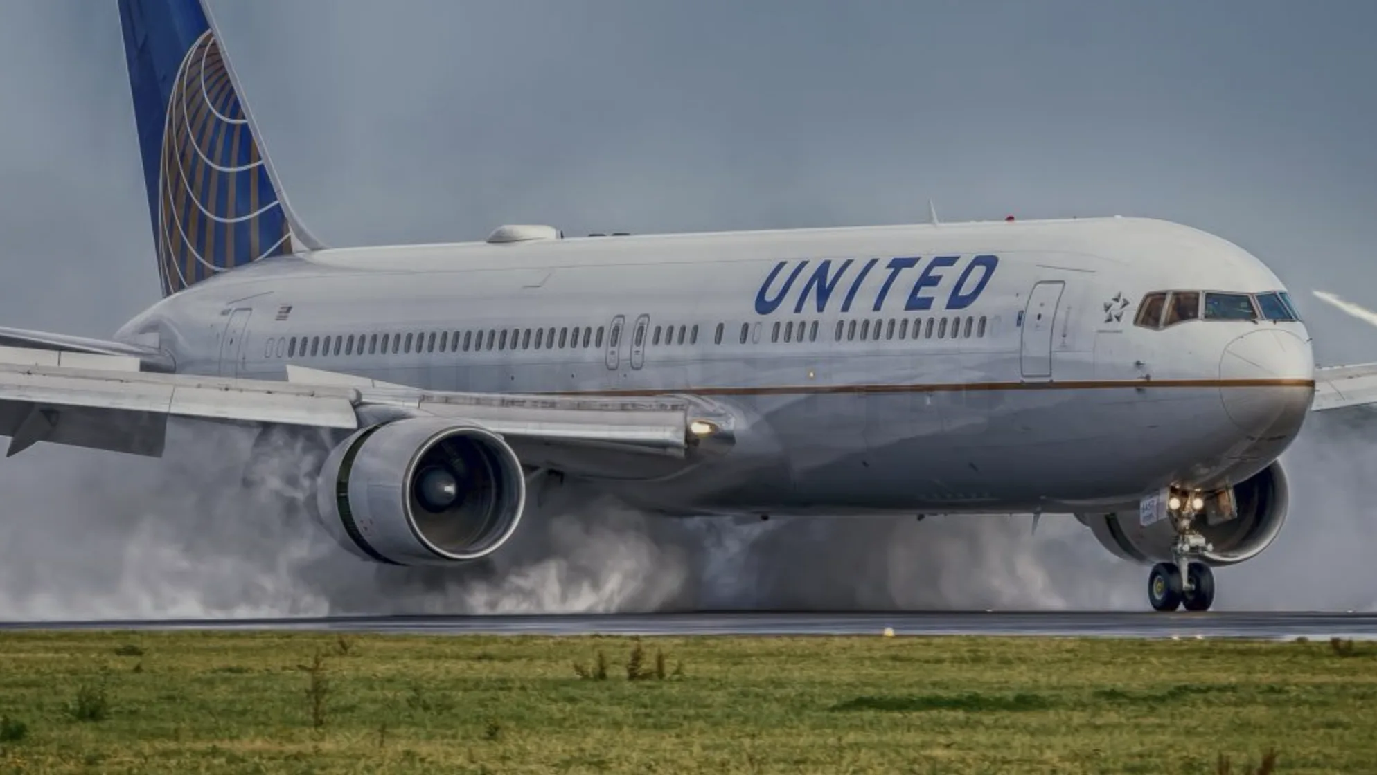 Pilot Forgets Passport Mid-Flight, United Airlines Diverts Plane Stranding 257 Passengers