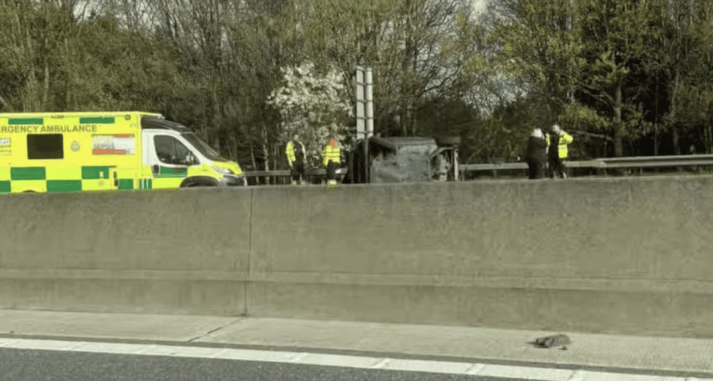 One Rushed to Hospital After Overturned Car Closes M25 Between J25 and J26 for Hours