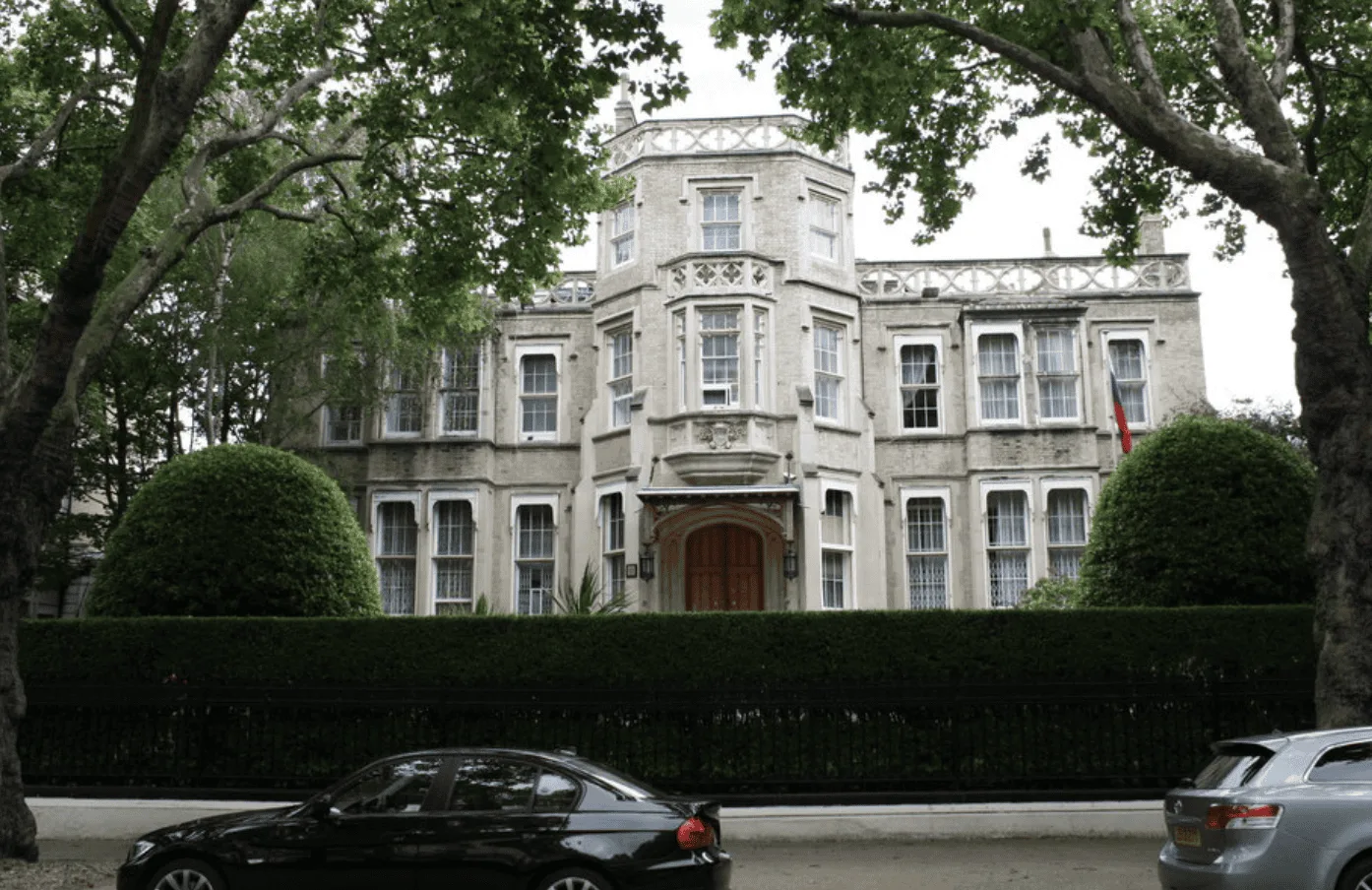 White Powder Sparks Security Alert at Russian Embassy London – No Injuries Reported