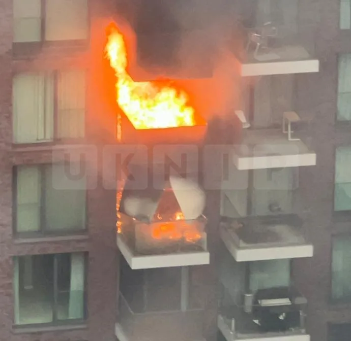 Huge Aldgate Blaze: 100 Firefighters Battle Massive Flat Fire on Leman Street