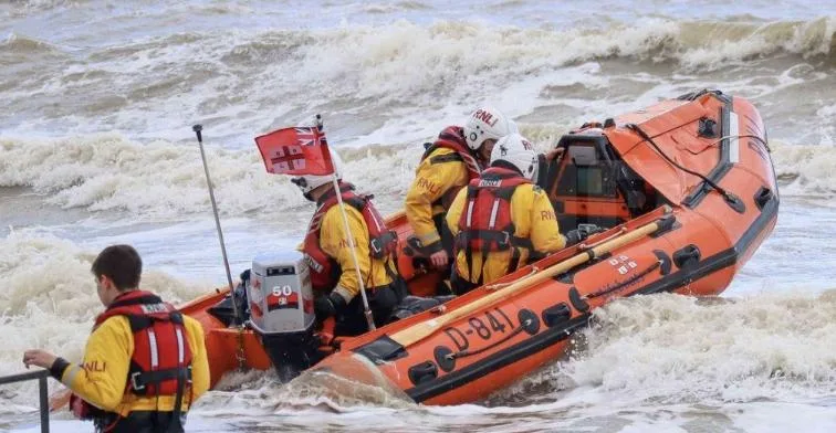 Tide Traps Pair and Dog in Broadstairs – Margate RNLI Launches Urgent Search