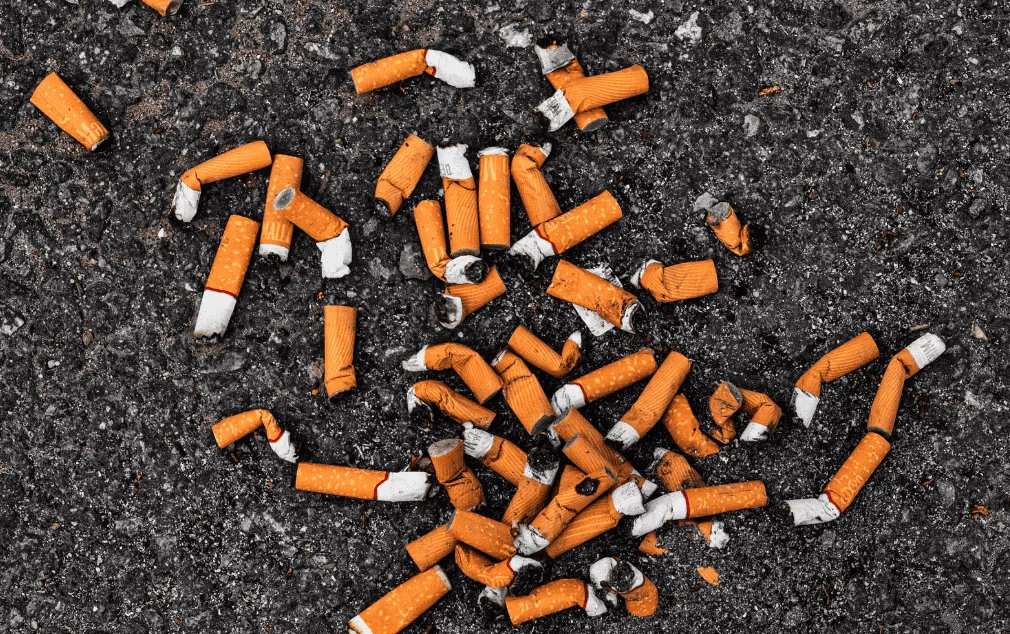Drivers Hurl Litter and Cigarette Butts at Motorcyclists in UK – 37% Targeted, Fines Up to £500 Warned