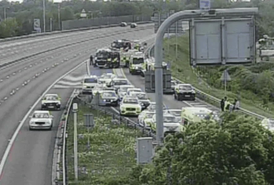 Child Dies and Several Injured as Minibus Overturns on M4 in Berkshire – Major Delays and Road Closures