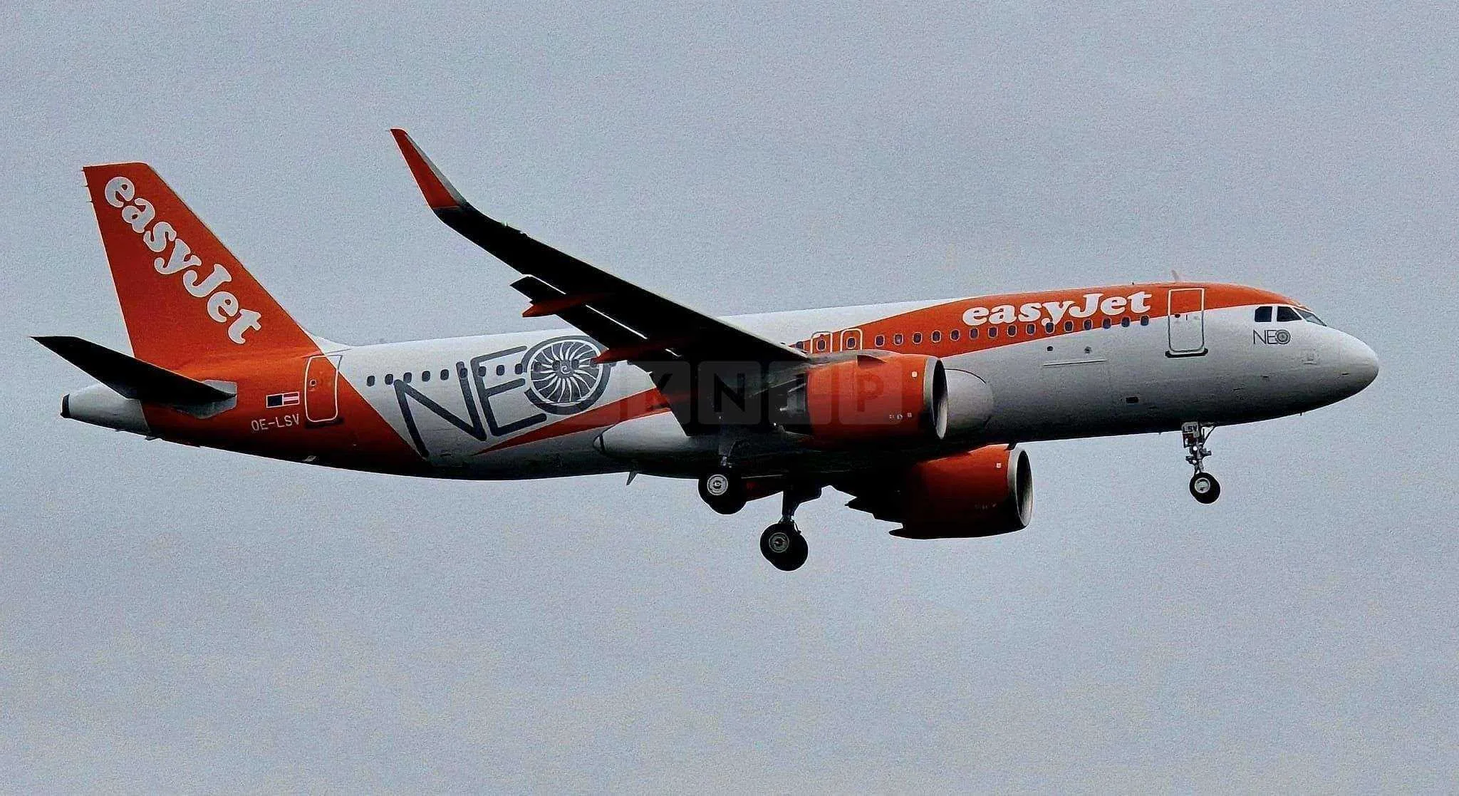 U25521 Safely Lands After Crew Declares Onboard Emergency Over Southern England