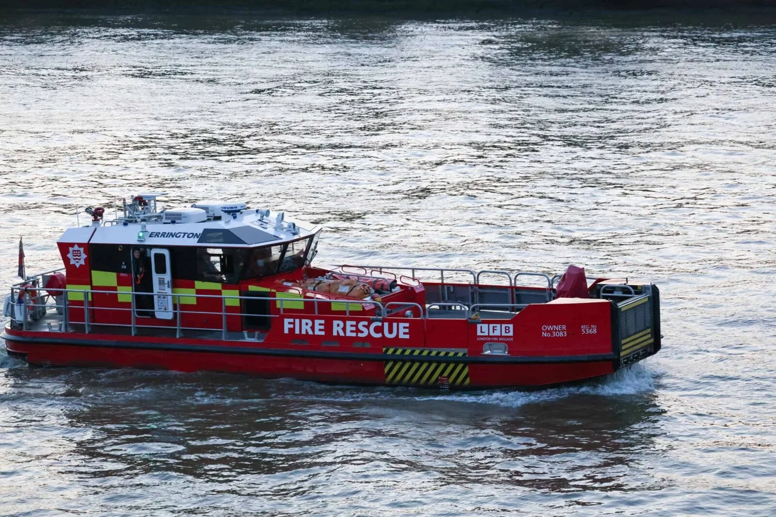 Massive Thames Rescue Underway at Chelsea as Fireboats and Thermal Drones Hunt for Missing Person
