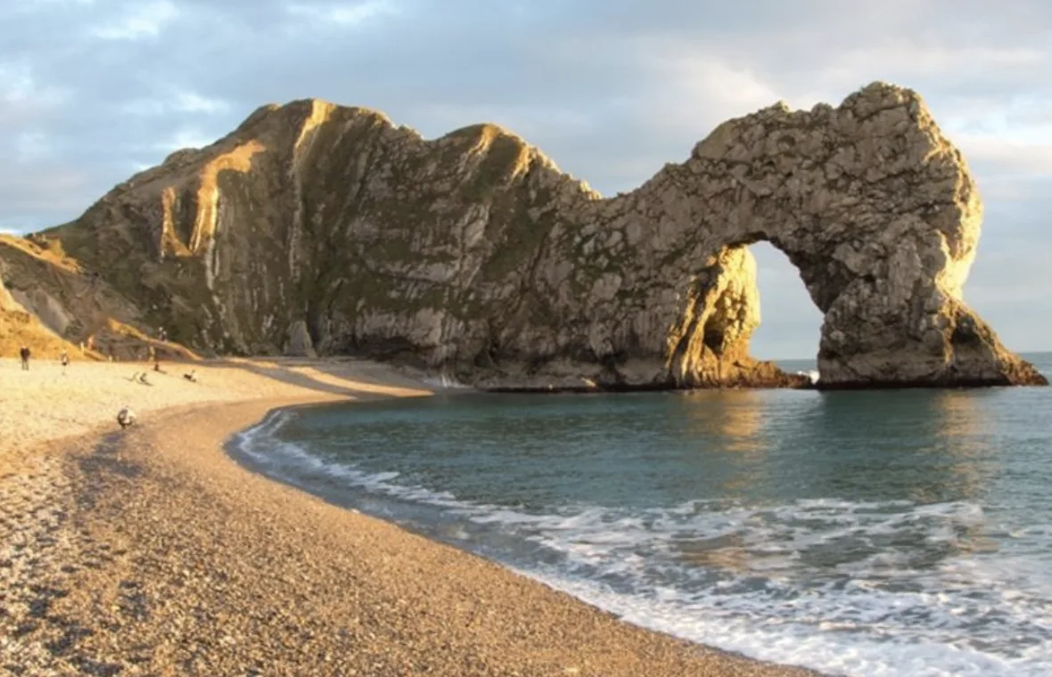 Woman in 30s Dies at Durdle Door Amid UK’s Record-Breaking Heatwave Emergency