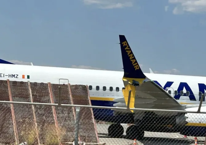 Ryanair 737 MAX Scrapes Fence Taxiing at Kalamata – Minor Damage, No Injuries