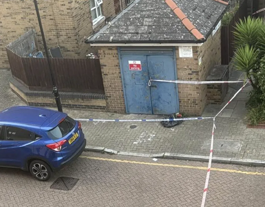 Man in 30s Stabbed in Groin During Group Fight on East London Street – Police Appeal for Witnesses