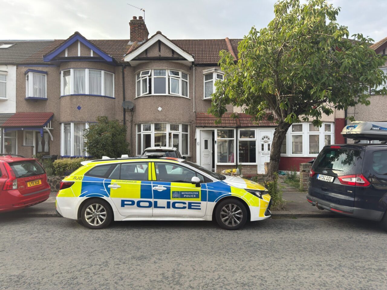 Man and Woman Stabbed in Ilford as Police Launch Hunt for Suspect