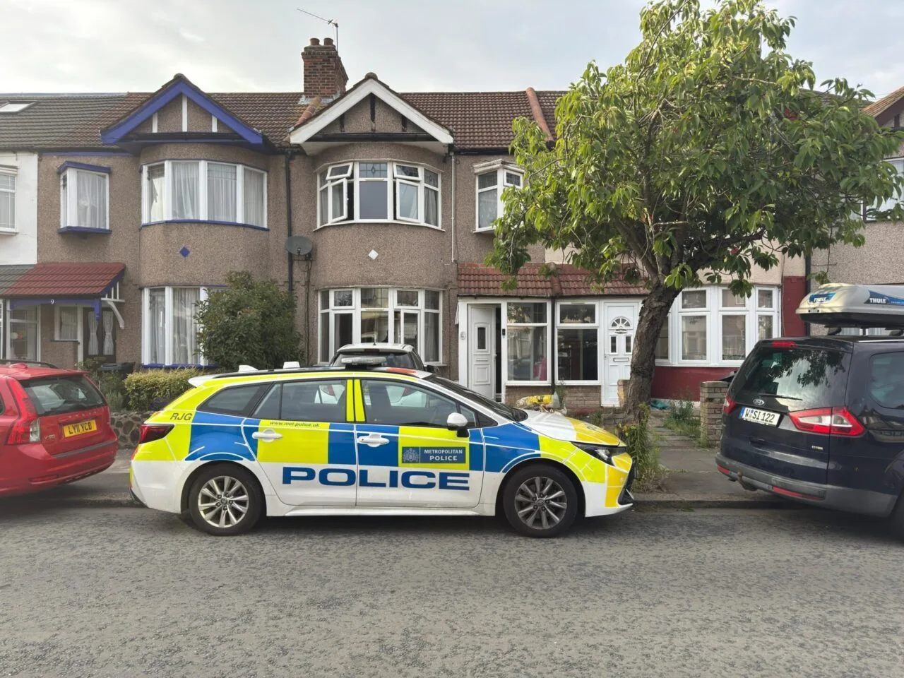 Double Stabbing in Ilford: Man and Woman in 20s Hospitalised, Police Hunt Suspect at Large