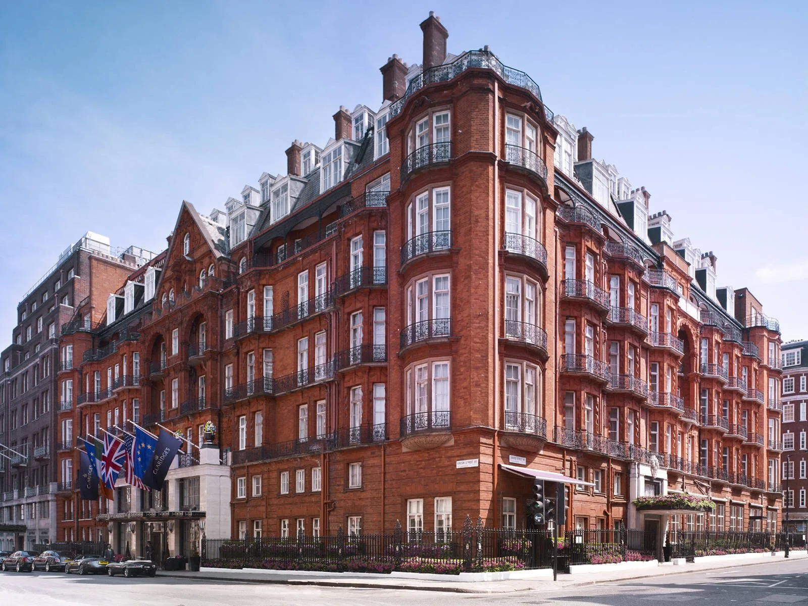 Man Stabbed Near Claridge’s in Mayfair Dawn Attack – Police Hunt Witnesses