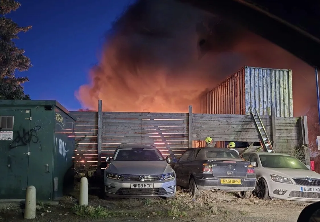 Massive Industrial Fire Erupts on Gravesend’s Wharf Road – Thick Smoke Blankets Area as Firefighters Battle Blaze Through the Night