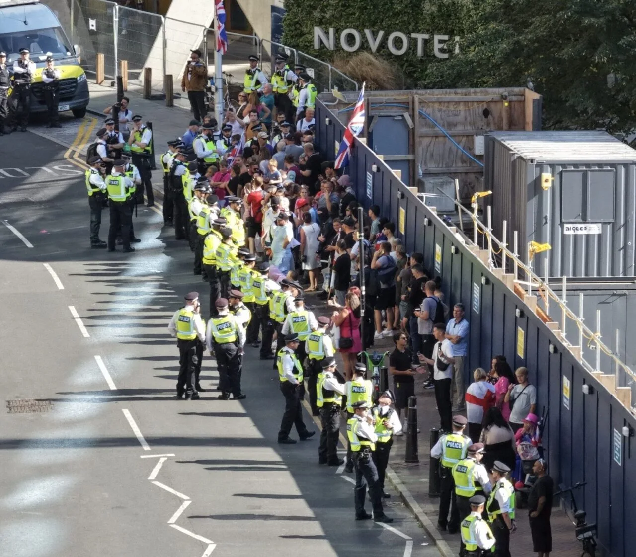 Six Arrested at Canary Wharf Protest Outside Asylum Hotel